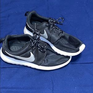 Basic Nike tennis shoes